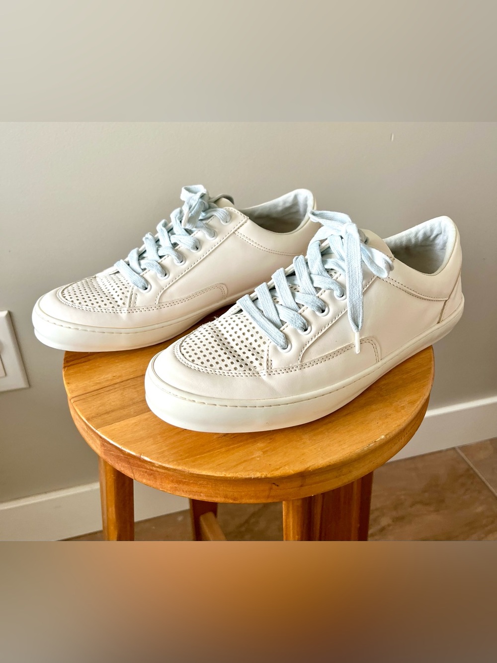 Banana Republic White Sneaker with Light Blue Laces Size 9 - classic chic
